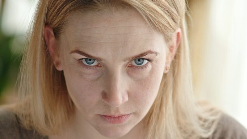 لماذا تستطيع المرأة إخفاء اضطرابها النفسي ببراعة؟