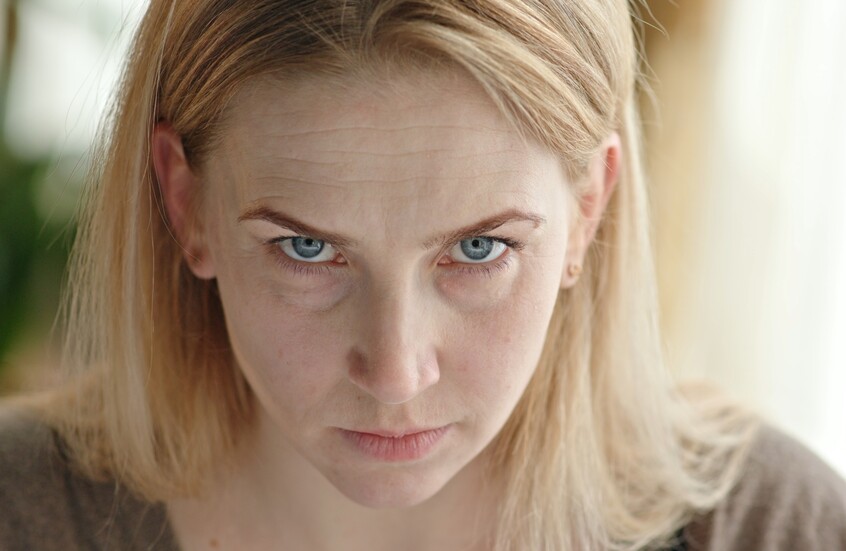 لماذا تستطيع المرأة إخفاء اضطرابها النفسي ببراعة؟