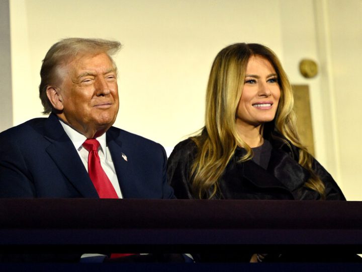 ترامب يتحدث مطولا عن ملابس ميلانيا “الداخلية” أمام مؤيديه ويثير تفاعل الجمهور!