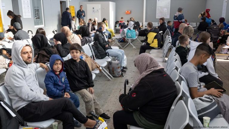 الحكومة الالمانية تصدر 100 ألف تأشيرة “لم شمل” عائلات اللاجئين