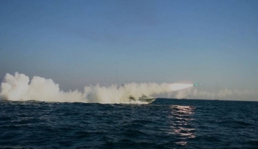 الحرس الثوري يجري مناورات بحرية في مياه الخليج