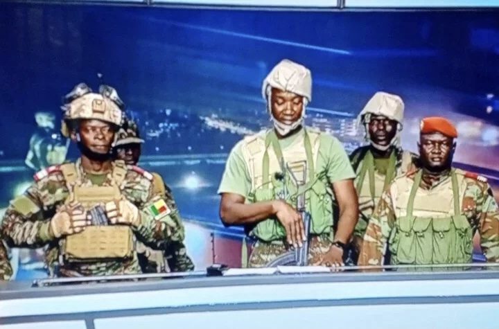 عسكريون في بنين يعلنون إقالة الرئيس تالون من مهامه