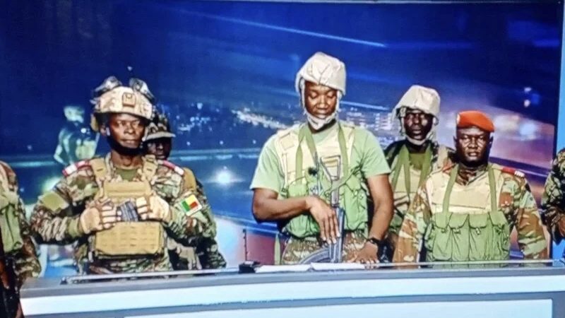 عسكريون في بنين يعلنون إقالة الرئيس تالون من مهامه