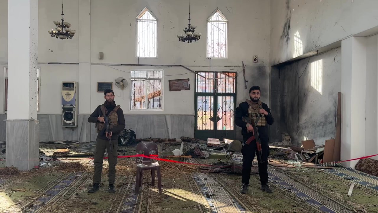 “سرايا أنصار السنة” تتبنى التفجير الدموي بمسجد في حمص