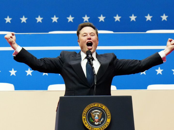 إيلون ماسك أول شخص في العالم تتجاوز ثروته الـ 700 مليار دولار