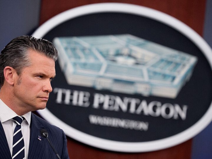 “الغارديان”: أزمتان تهددان وزير الحرب الأمريكي “المتهور”