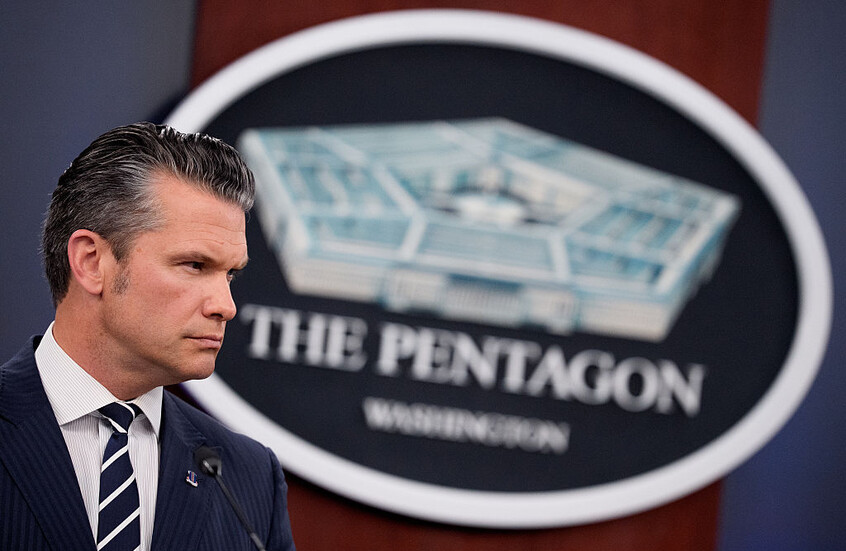 “الغارديان”: أزمتان تهددان وزير الحرب الأمريكي “المتهور”