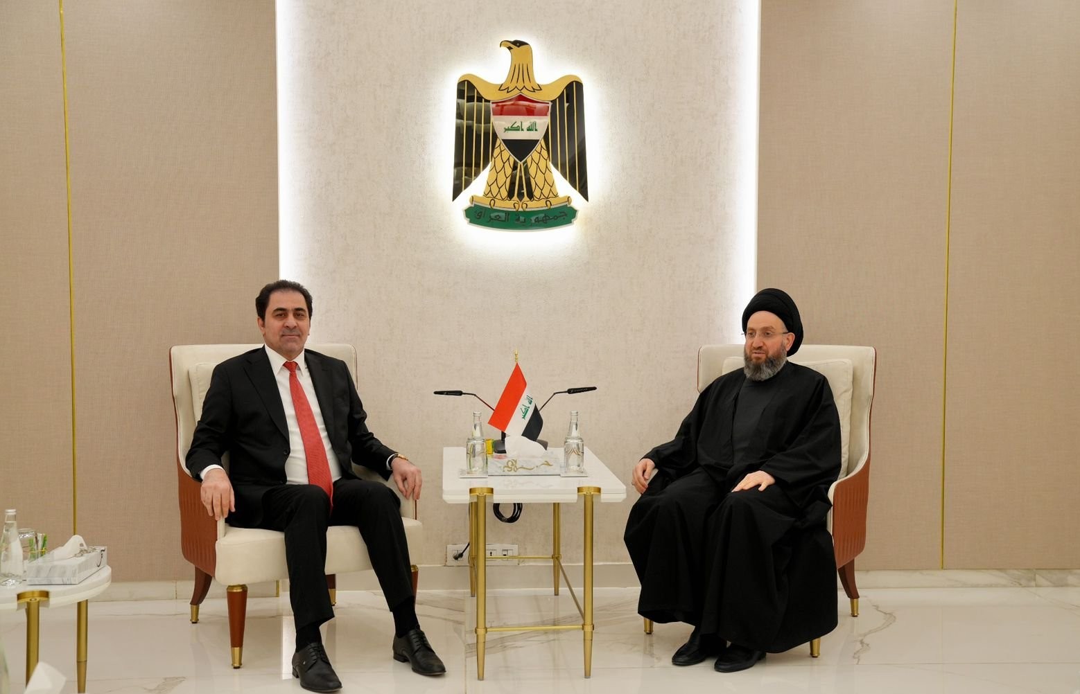 المندلاوي والسيد الحكيم يؤكدان أهمية الالتزام بالمواعيد الدستورية لعقد جلسة البرلمان الأولى