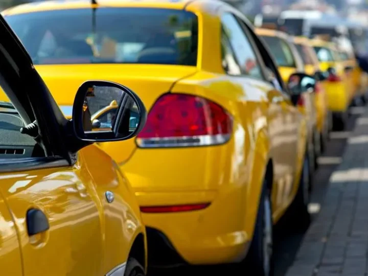 النقل تعتزم تعميم تجربة التكسي الوطني على جميع المحافظات