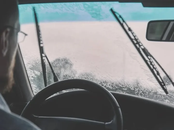 حافظ على سلامتك: نصائح لتقليل مشاكل الرؤية عند القيادة ليلاً