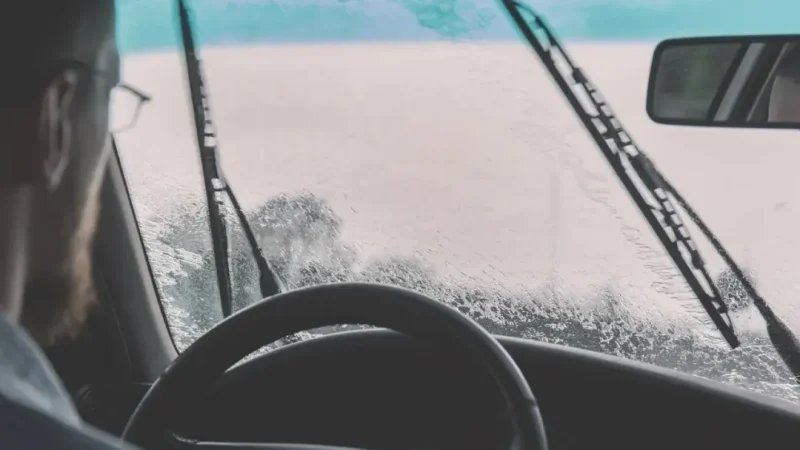 حافظ على سلامتك: نصائح لتقليل مشاكل الرؤية عند القيادة ليلاً