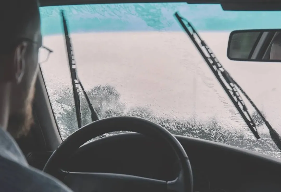 حافظ على سلامتك: نصائح لتقليل مشاكل الرؤية عند القيادة ليلاً