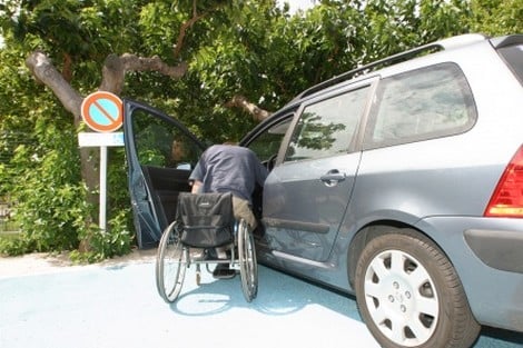 المرور: سيتم اصدار باجات وتخصيص أماكن خاصة لمركبات المعاقين وذوي الاحتياجات الخاصة