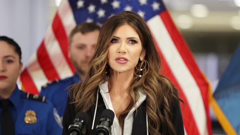 “لا نريد أحدا منهم”.. وزيرة الأمن الداخلي الأمريكية تقترح حظر سفر كامل على بعض الدول