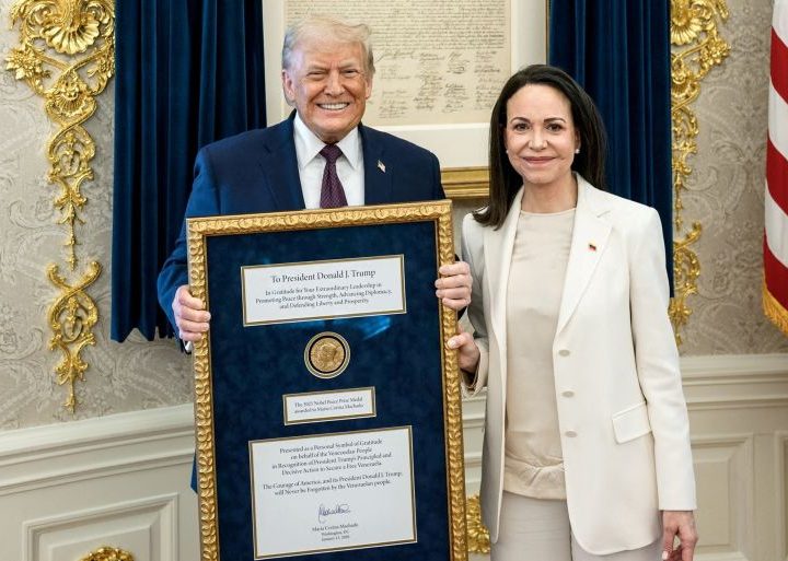 ترامب يشيد بزعيمة المعارضة الفنزويلية لإهدائه ميدالية نوبل للسلام