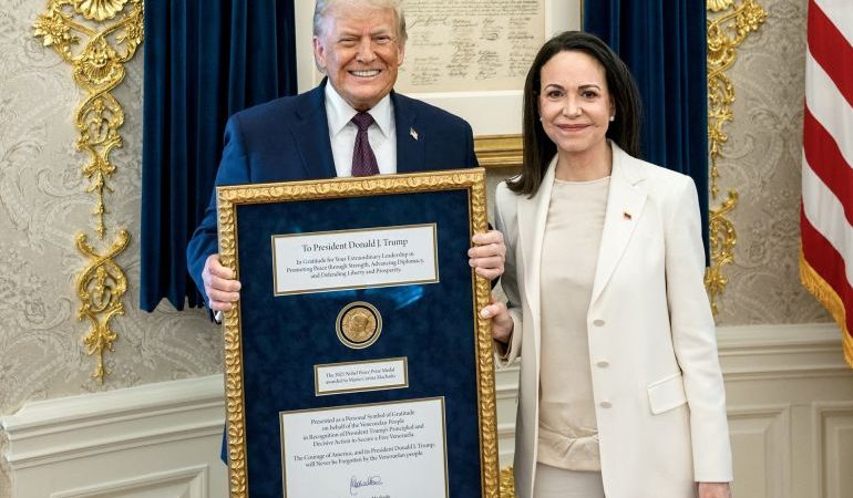 ترامب يشيد بزعيمة المعارضة الفنزويلية لإهدائه ميدالية نوبل للسلام