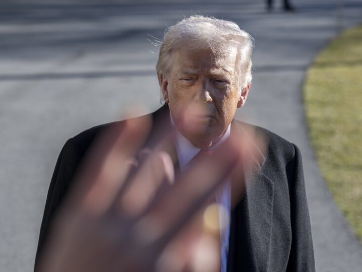 بفضل “إصبع ترامب الوسطى”.. عامل يجني نصف مليون دولار في يوم واحد!