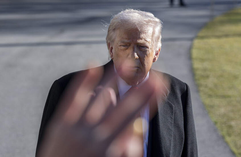 بفضل “إصبع ترامب الوسطى”.. عامل يجني نصف مليون دولار في يوم واحد!