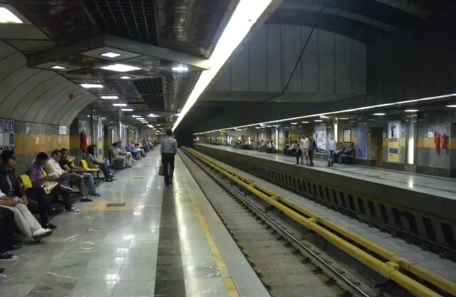 طهران تحدد 82 محطة مترو و300 موقف سيارات كملاجئ