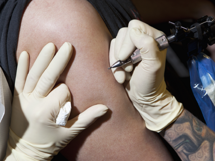 أحبار الوشم وأخطار خفية تتعدى الجلد