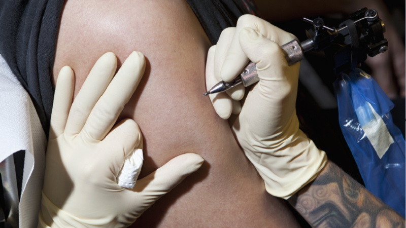 أحبار الوشم وأخطار خفية تتعدى الجلد