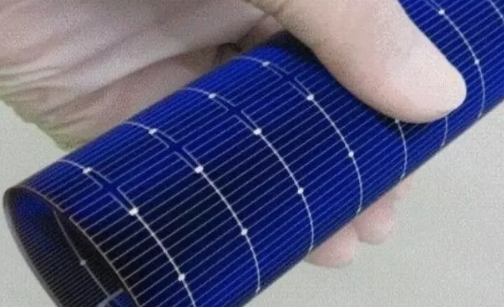 الصين تكشف عن لوحة شمسية بسمك ورقة وكفاءة أعلى