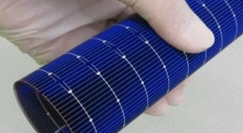 الصين تكشف عن لوحة شمسية بسمك ورقة وكفاءة أعلى
