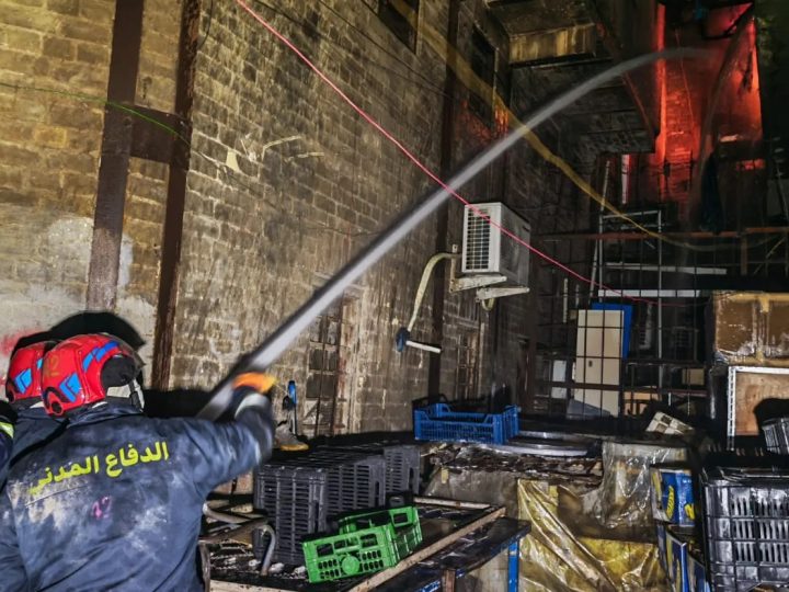 فرق الدفاع المدني تكافح حريقاً كبيراً في شارع الرشيد وتنقذ 5 عالقين