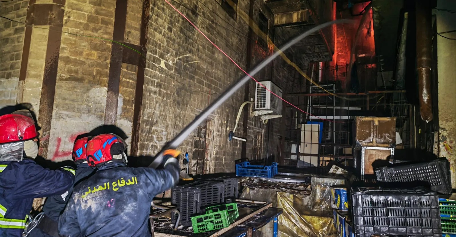 فرق الدفاع المدني تكافح حريقاً كبيراً في شارع الرشيد وتنقذ 5 عالقين