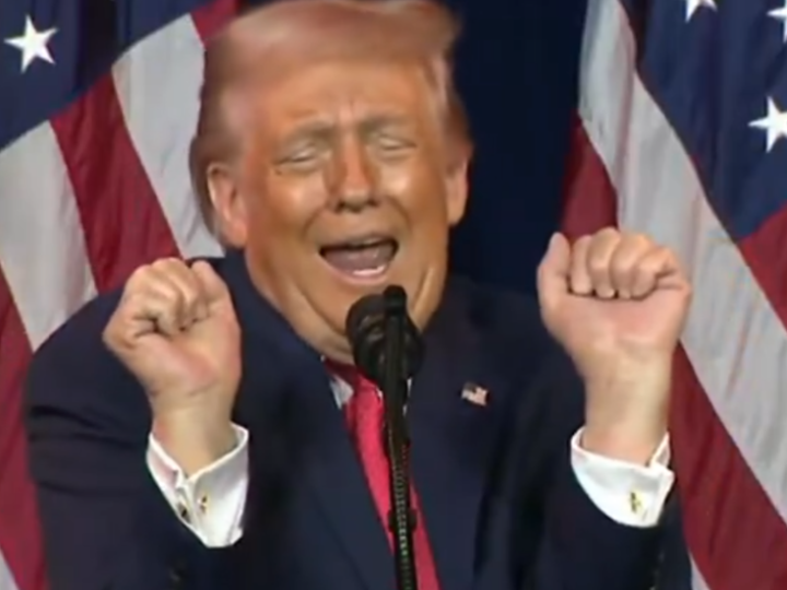 ترامب يقلد متحولا جنسيا يرفع الأثقال أمام مؤيديه ليثير ضحك الجمهور ويشعل السوشال ميديا