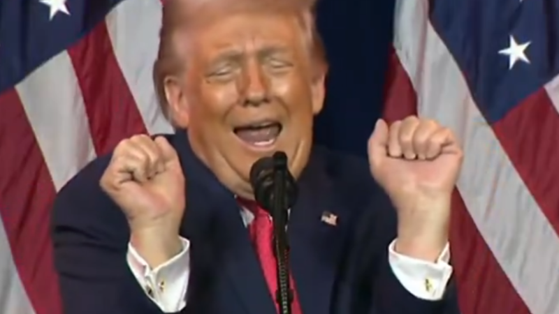 ترامب يقلد متحولا جنسيا يرفع الأثقال أمام مؤيديه ليثير ضحك الجمهور ويشعل السوشال ميديا