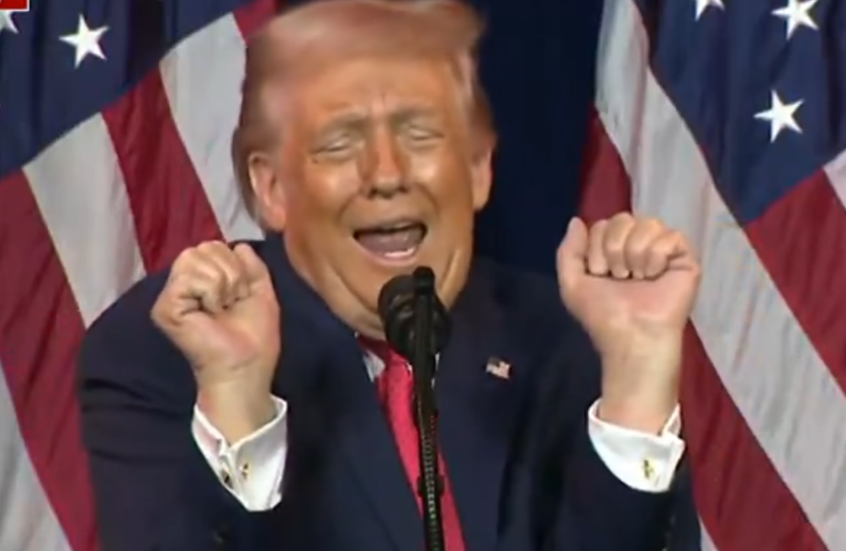 ترامب يقلد متحولا جنسيا يرفع الأثقال أمام مؤيديه ليثير ضحك الجمهور ويشعل السوشال ميديا