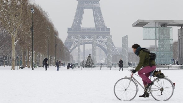 إلغاء 140 رحلة جوية في باريس بسبب تهاطل الثلوج