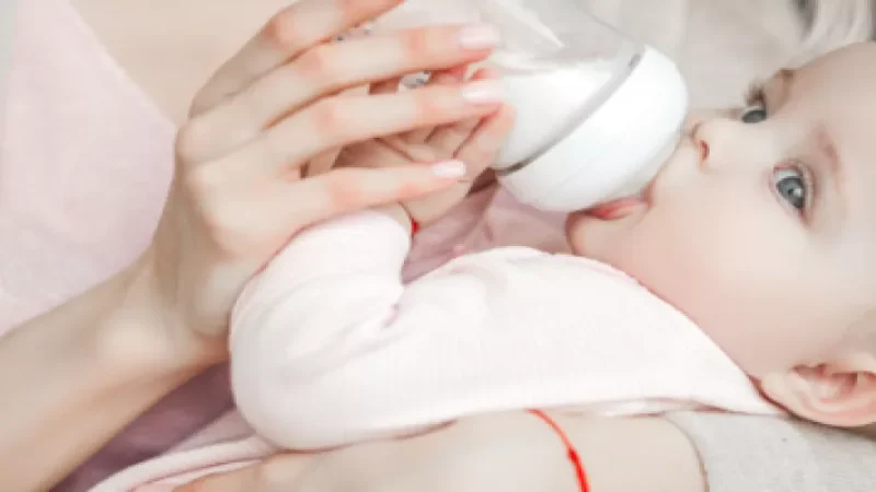 تحذير صحي عاجل.. سحب حليب أطفال بسبب مادة سامة