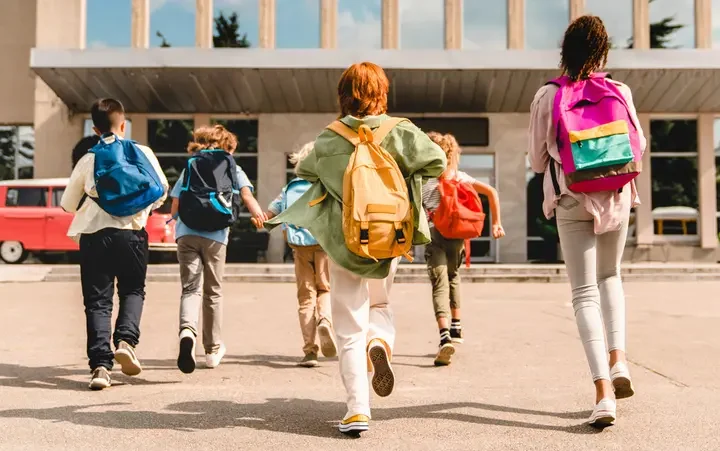 إيران تعيد فتح المدارس بعد أسبوع من الإغلاق