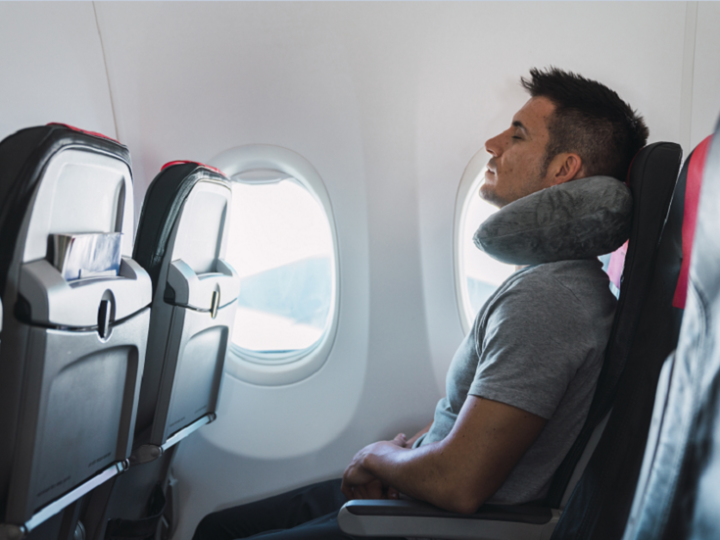 “نصيحة ذهبية للمسافرين”.. وضعية خطيرة للساقين على الطائرة قد تؤدي لتجلط الدم