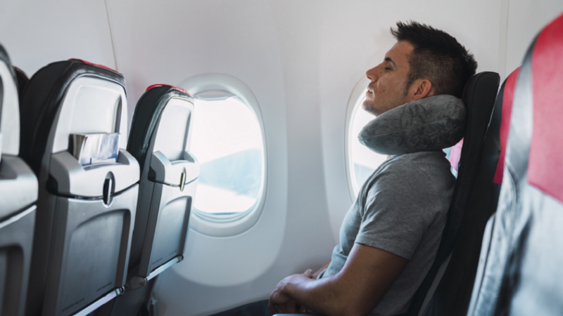 “نصيحة ذهبية للمسافرين”.. وضعية خطيرة للساقين على الطائرة قد تؤدي لتجلط الدم