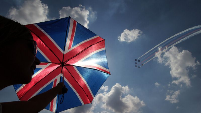 كشف مشاركة رئيس وزراء بريطاني سابق في حفلات جنسية جماعية مع شريكة إبستين