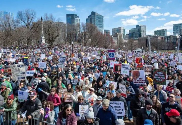 الأميركيون يتظاهرون ضد ترامب وسياساته والعدوان على إيران