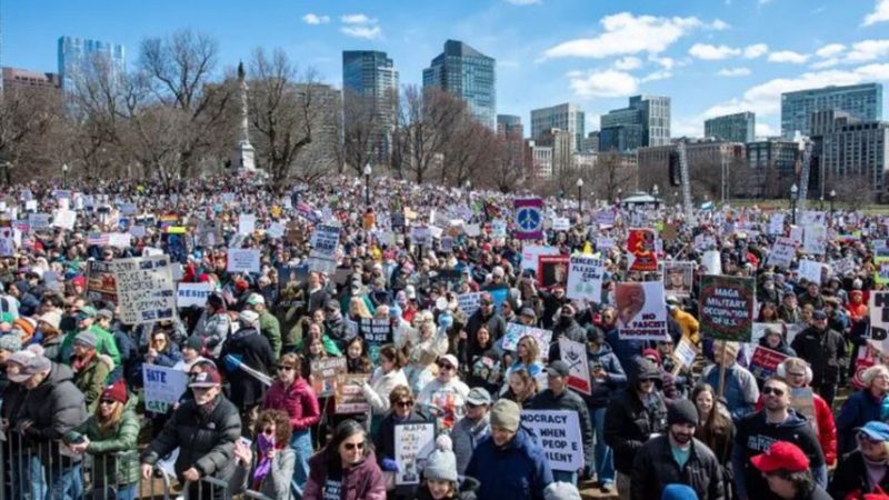 الأميركيون يتظاهرون ضد ترامب وسياساته والعدوان على إيران