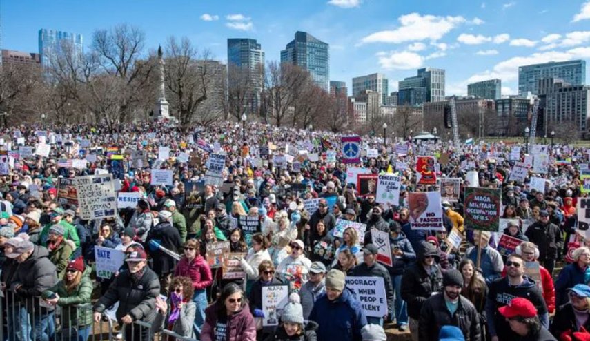 الأميركيون يتظاهرون ضد ترامب وسياساته والعدوان على إيران