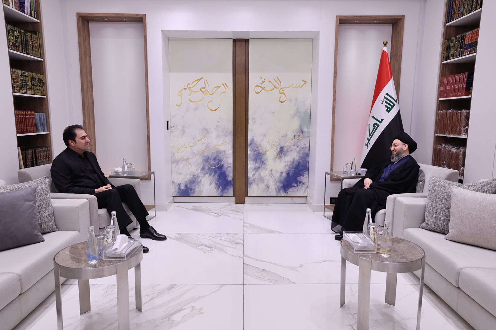 المندلاوي والحكيم يرفضان استهداف المؤسسات الرسمية والعسكرية بمختلف اشكالهــا في البلاد