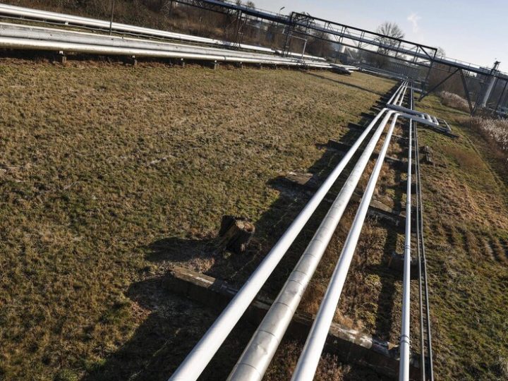 العراق يبحث إطلاق خط جديد لضخ النفط إلى ميناء بانياس السوري