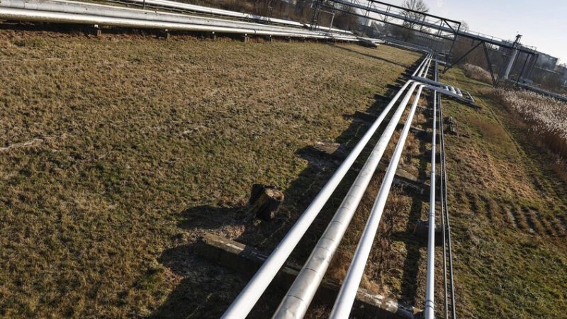 العراق يبحث إطلاق خط جديد لضخ النفط إلى ميناء بانياس السوري