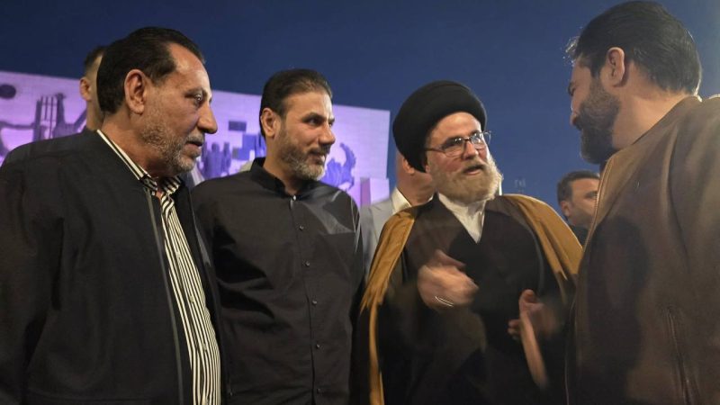 اللجنة التحضيرية تستكمل تهيئة ساحة التحرير للتهيئة لتظاهرات السبت المقبل