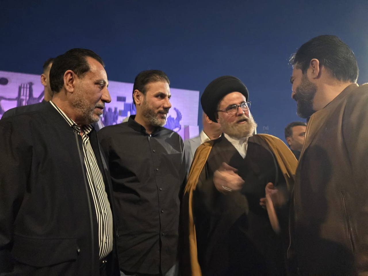 اللجنة التحضيرية تستكمل تهيئة ساحة التحرير للتهيئة لتظاهرات السبت المقبل