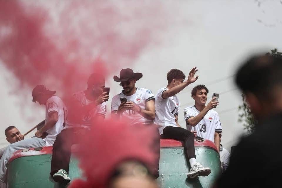 المرور: المباشرة بفتح الطرق التي أغلقت مؤقتاً خلال احتفالات الجماهير بالمنتخب الوطني