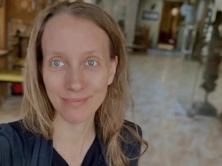 كتائب حزب الله تطلق سراح الأمريكية “شيلي كيتلسون”