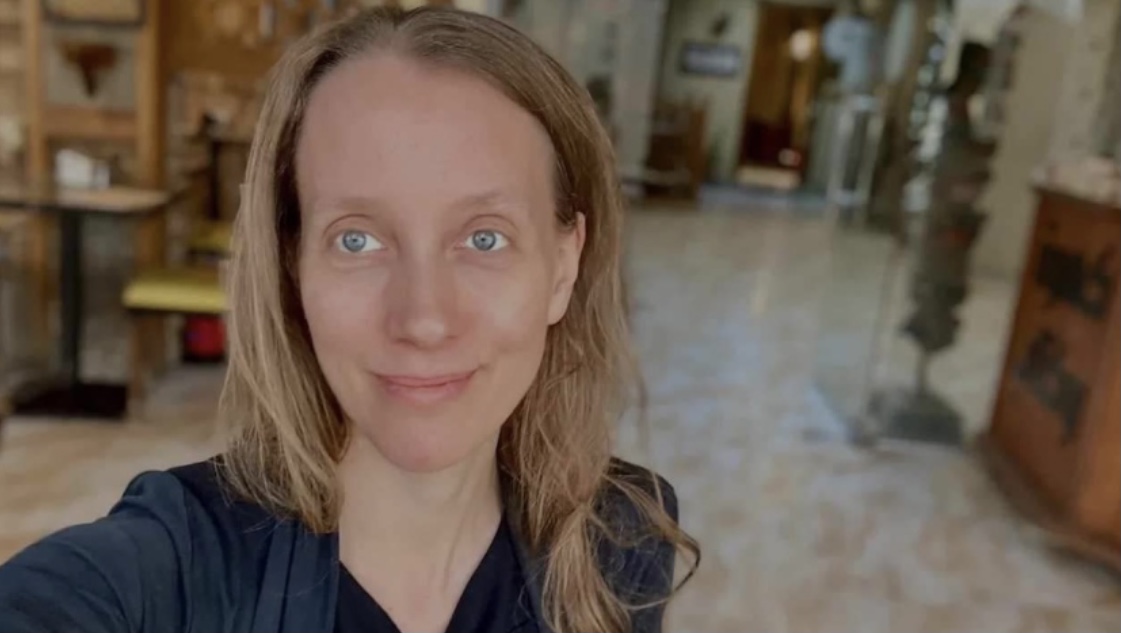 كتائب حزب الله تطلق سراح الأمريكية “شيلي كيتلسون”