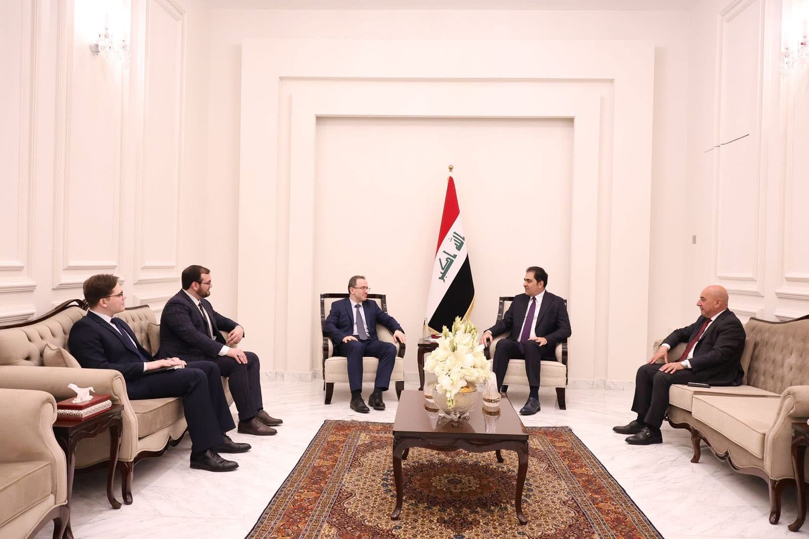 المندلاوي يبحث مع السفير الروسي سبل تعزيز المسار التفاوضي لانهاء النزاعات التي تشهدها المنطقة والعالم